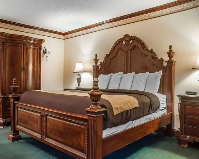 جناح، Econo Lodge At The Falls North 1/2