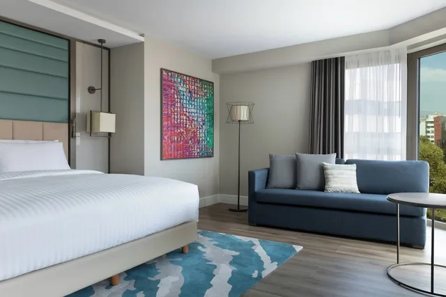 جناح تنفيذي ركني بسرير مزدوج بإطلالة جزئية على البحر، Izmir Marriott 1/5