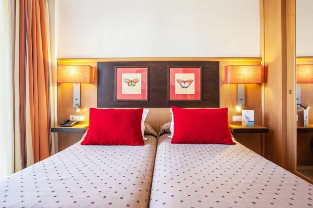جناح بسريرين منفصلين بشرفة مع أريكة، Grupotel Playa De Palma Suites And Spa 5/6