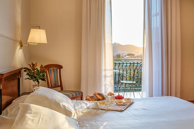 غرفة سوبيريور بسرير مزدوج، Majestic Palace Sorrento, Curio Collection by Hilton 3/6