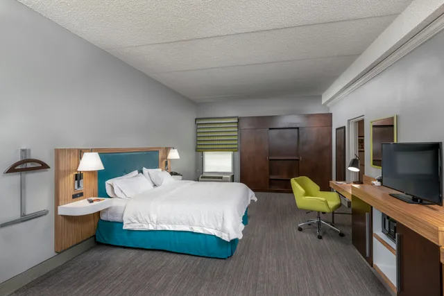 غرفة بسرير كينج مع أريكة لذوي الإعاقة، Hampton Inn Tuscaloosa East Al 1/3