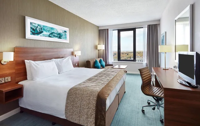 غرفة سوبيريور ثلاثية بسرير مزدوج وسرير فردي، Leonardo Hotel Milton Keynes 2/3