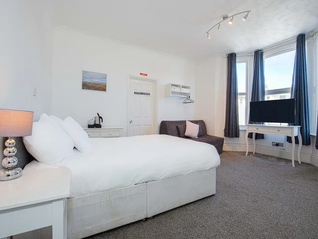 غرفة قياسية ثلاثية، OYO The Pier Hotel 1/10