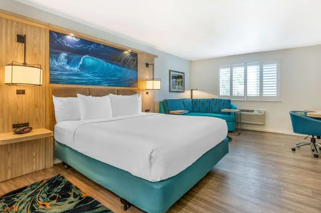 جناح بسرير كينج وسرير كوين مع أريكة بحوض استحمام لذوي الإعاقة، Best Western Plus Capitola By the Sea Inn Suites 2/7
