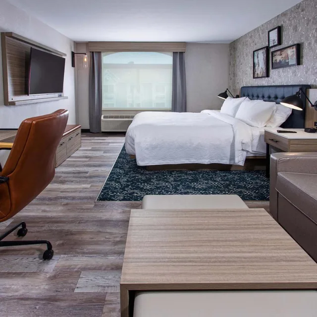 غرفة تقليدية بسرير كينج مع أريكة، Four Points by Sheraton Appleton 9/10