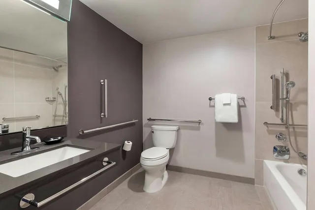 Room, 2 Queen Beds, Accessible, Courtyard Pittsburgh Airport 7/10