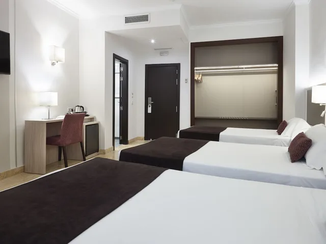 غرفة ثلاثية بثلاثة أسرّة، Maestranza Hotel 2/3
