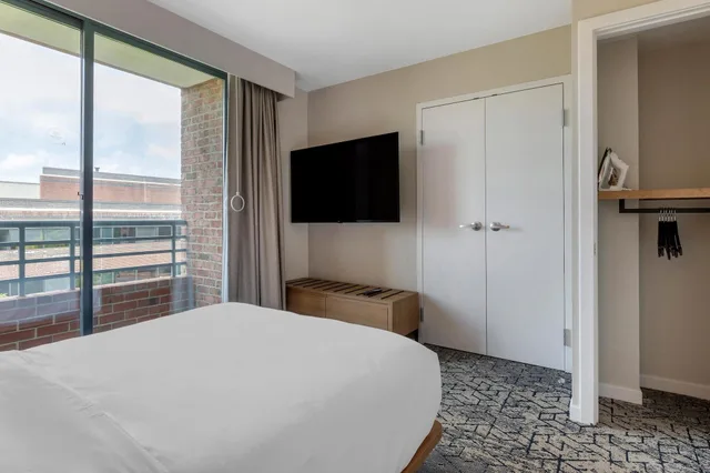 جناح لذوي الإعاقة، Sheraton Suites Old Town Alexandria 1/10