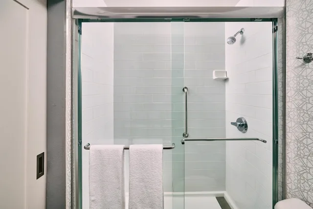 غرفة قياسية بسرير كينج بمطبخ صغير، Hampton Inn Anchorage 7/8