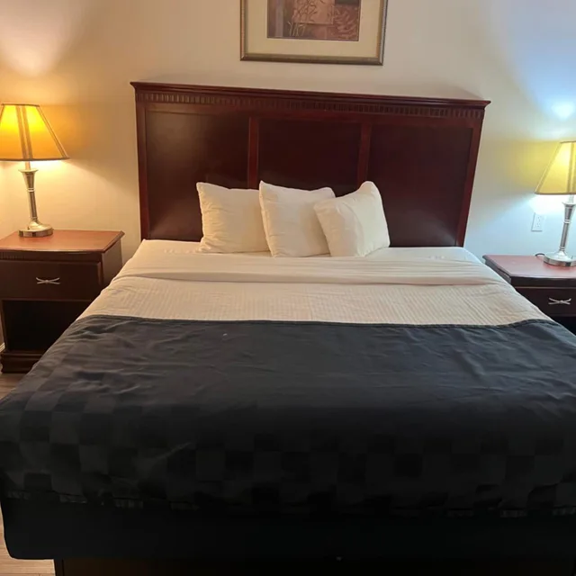 Room, King Bed, Baymont Inn And Suites Carthage 3/6