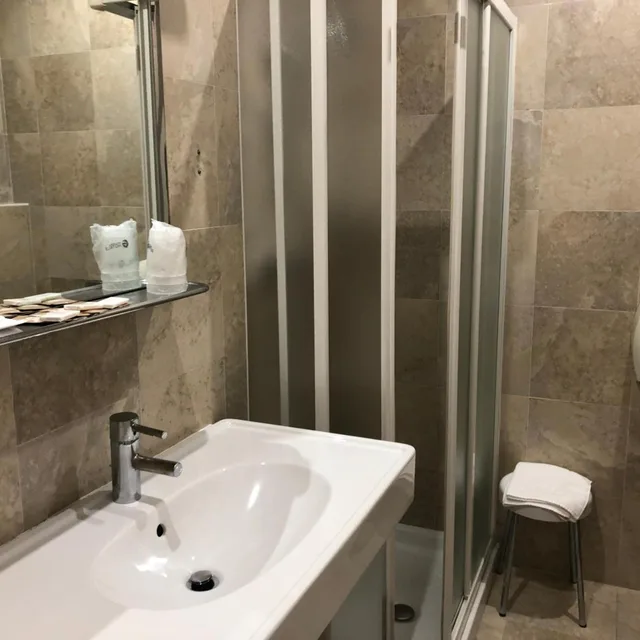 غرفة ثلاثية، Lugano Torretta 3/3