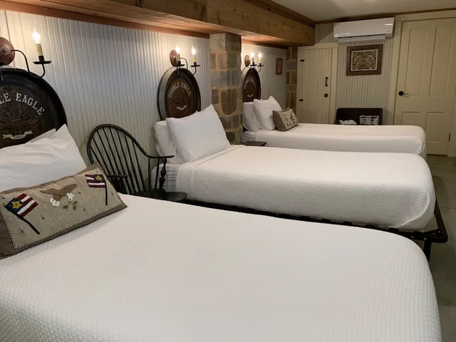 غرفة بسريرين كينج وثلاثة أسرّة، The Inn at Hermannhof 1/4