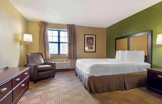غرفة بسرير كينج بمطبخ لذوي الإعاقة، Studio 6 Corporate Extended Stay Rochester Henrietta NY 1/10