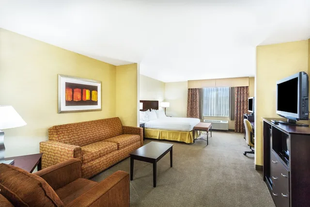 جناح بسرير كينج مع أريكة بمنطقة جلوس، Holiday Inn Express Nogales 4/4