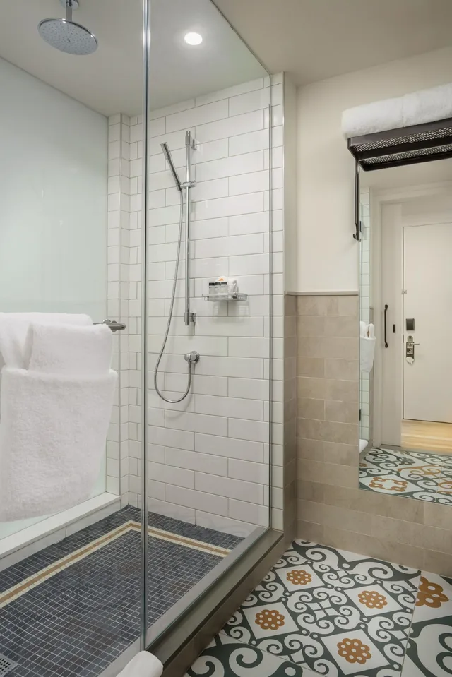 غرفة بريميوم بسرير كينج بإطلالة على المدينة بشرفة، Hotel Indigo Lower East Side New York 7/7