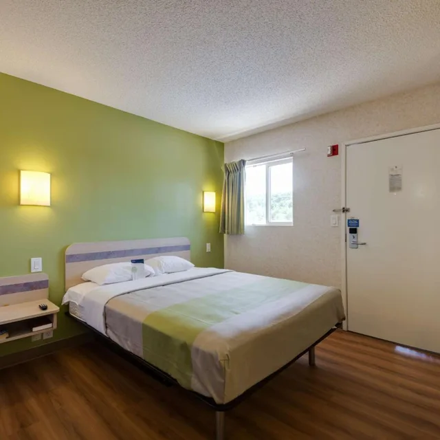 1 Queen Bed - Accessible, Non-Smoking, Motel6 Statesville, NC 1/8
