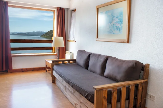 شقة عائلية بسرير كوين بإطلالة على البحيرة بغرفة نوم واحدة مع أريكة، Apart del Lago 6/9