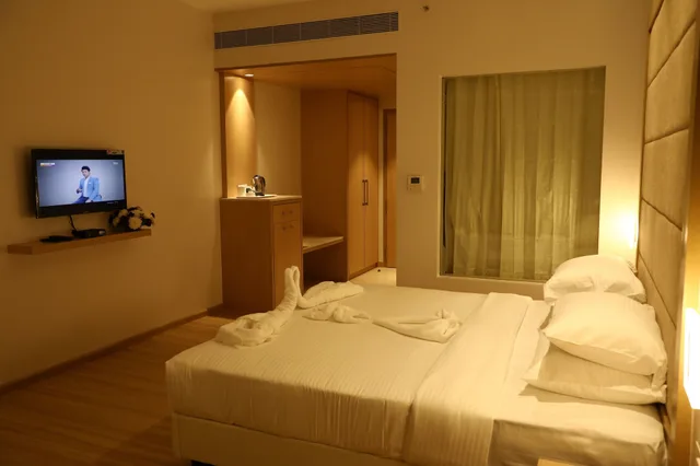 Premium, Queen Bed, Y N Hotels 2/4