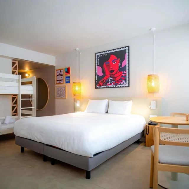 غرفة عائلية بسرير بطابقين بإطلالة على المدينة، Mercure St Raphael Centre Plage 1/8