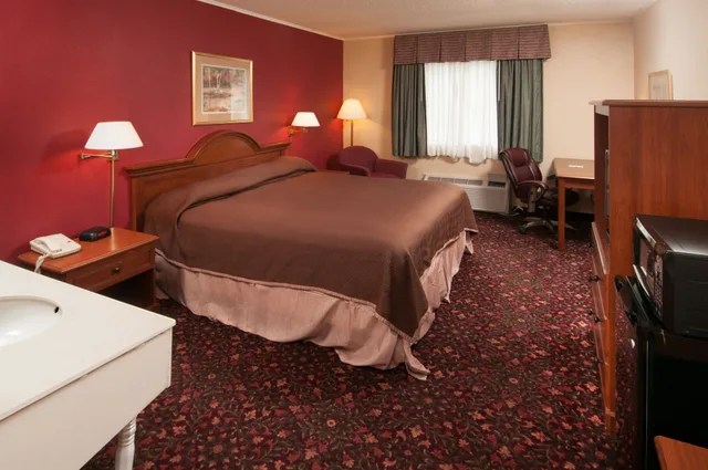 Room, Queen Bed, Smoking, Travelodge By Wyndham Beckley 2/3