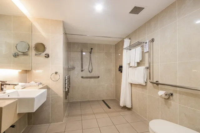 غرفة بسرير كينج وسريرين منفصلين لذوي الإعاقة، Hotel Diana 3/4