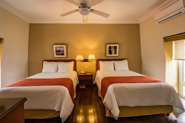 شقة حصرية بسرير كينج وسريرين مزدوجين بغرفتي نوم مع أريكة، HOTEL SAN CARLOS 1/7