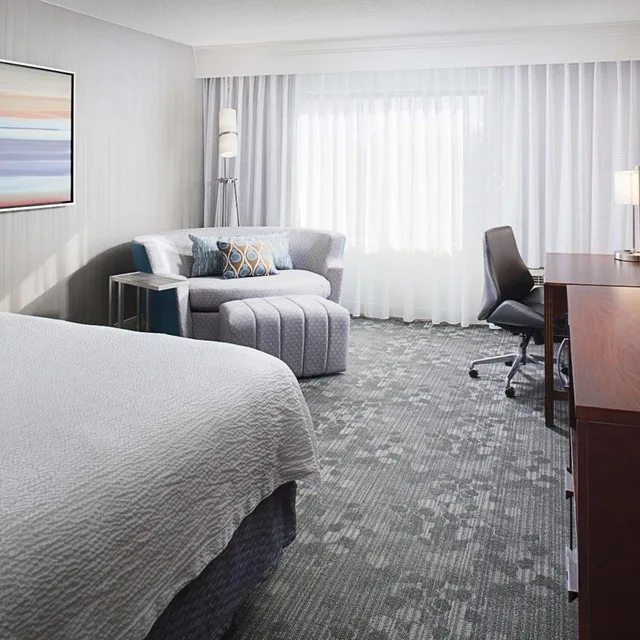 غرفة بسرير كينج بحوض استحمام لذوي الإعاقة، Country Inn & Suites by Radisson, Columbus-Edinburgh 6/10