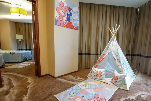 1 Bedroom, Suite, Single Bed, Queen Bed, Lounge Access, Crowne Plaza Foshan 3/7
