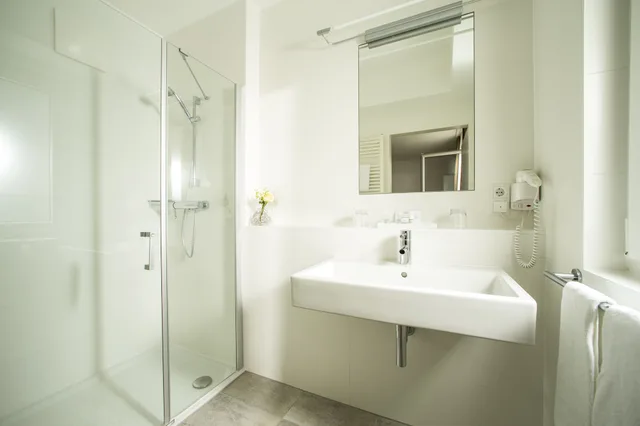 غرفة كومفورت بسرير كوين بشرفة، Toscanina - Hotel Garni 5/6