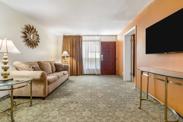جناح بسرير كينج، Ramada by Wyndham State College Hotel & Conference Center 2/5