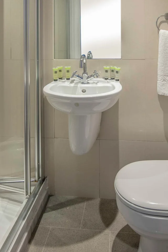 غرفة مريحة بسرير مزدوج، Queensway Hotel, Sure Hotel Collection by Best Western 3/3