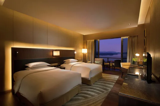 غرفة ديلوكس بسريرين منفصلين، Hilton Wuhan Optics Valley 2/3