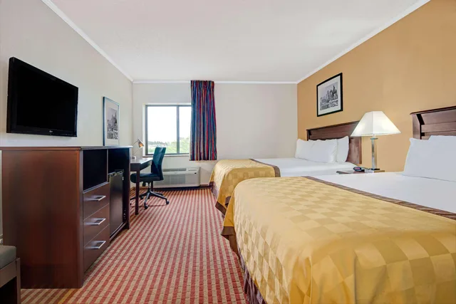 Room, Quadruple, 2 Queen Beds, Days Inn & Suites By Wyndham Kansas City South 1/2