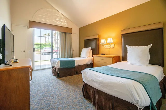 2 Bedrooms, King and Twin Beds, Sofa, Kitchen, Desert Breezes Resort 2/10