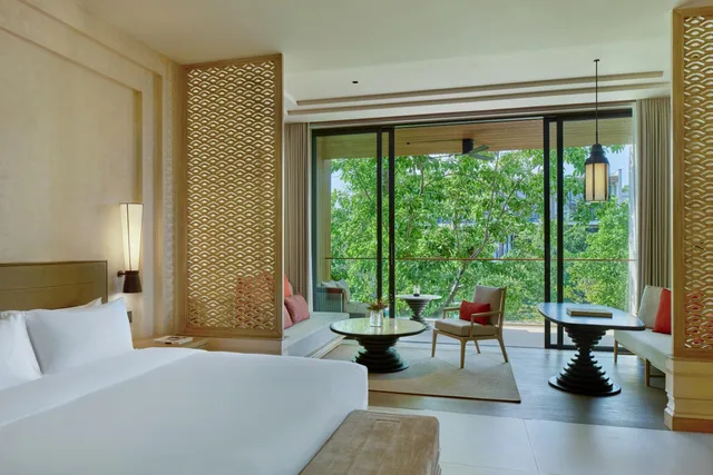 غرفة ديلوكس بسرير كينج بإطلالة على المسبح بشرفة مع أريكة، Hyatt Regency Hua Hin 1/2