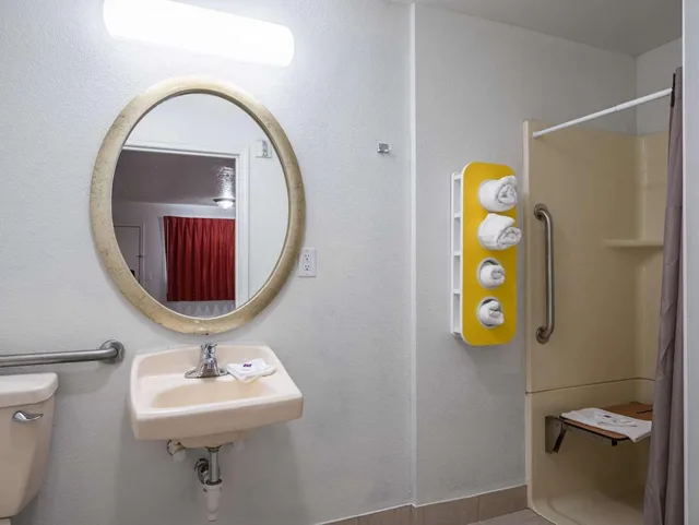 غرفة بسرير كينج لذوي الإعاقة، Motel6 Columbus, OH - OSU 9/9