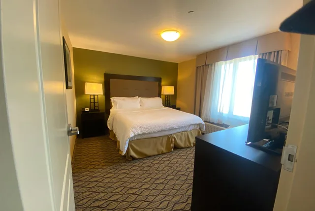جناح تنفيذي بسرير كينج، Wingate by Wyndham Fort Saskatchewan 2/5
