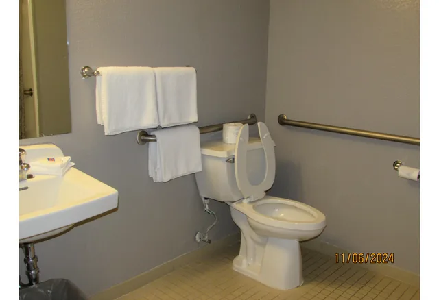 غرفة بسرير كوين، Motel6 West Des Moines, IA 5/5