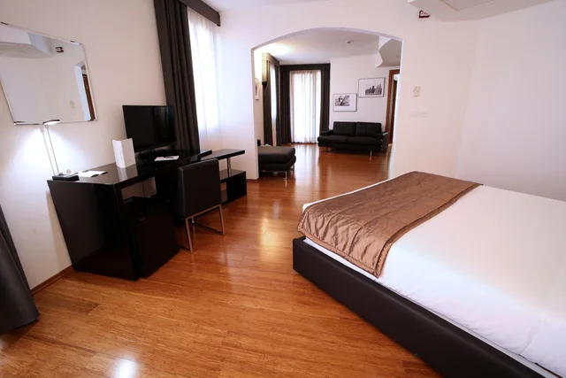 جناح جونيور، Hotel San Rocco 5/10
