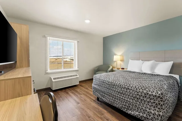 غرفة بسرير كوين، WoodSpring Suites Easton Nazareth 1/3