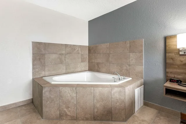 غرفة قياسية بسرير كينج بحوض جاكوزي، Quality Inn and Suites Sulphur Springs TX 6/6