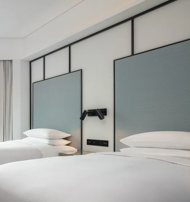 غرفة بسريرين منفصلين بإطلالة على المدينة، Four Points by Sheraton Hong Kong, Tung Chung 1/6