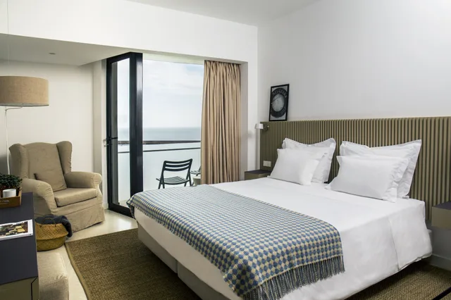 غرفة بسريرين منفصلين بإطلالة جزئية على البحر، Memmo Baleeira Hotel 1/1