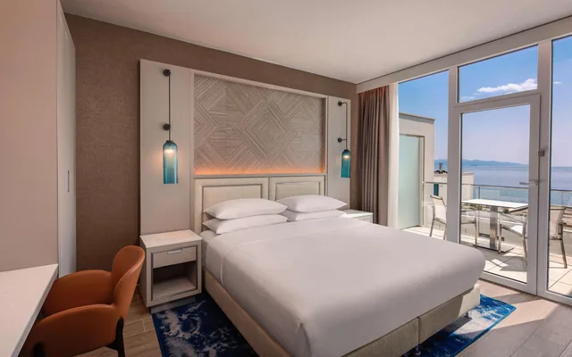 1 Bedroom, Deluxe, Villa, Beach Front، Hilton Rijeka Costabella Beach Resort and Spa 2/4