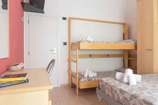 غرفة قياسية ثلاثية، Hotel Nautilus 1/8