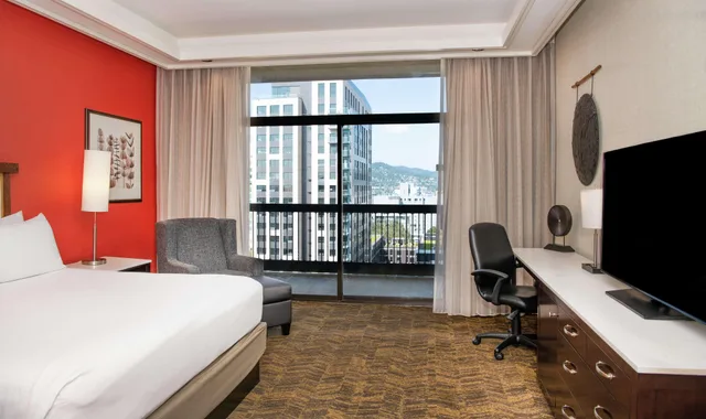 Governor, Suite, King Bed, Jetted Tub, Bathtub، Doubletree By Hilton Hotel Portland 1/2