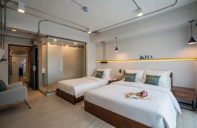 غرفة عائلية ثلاثية بسرير كوين وسرير فردي بإطلالة على المدينة بشرفة، Momo Hotel 4/6