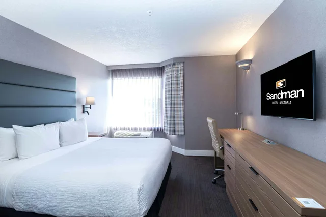 جناح بسرير كينج مع أريكة بمطبخ صغير، Sandman Hotel Victoria 2/5