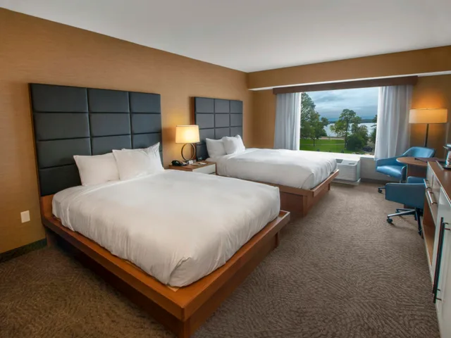 غرفة بسريرين كوين بإطلالة على النهر، Doubletree By Hilton Niagara Falls New York 1/2