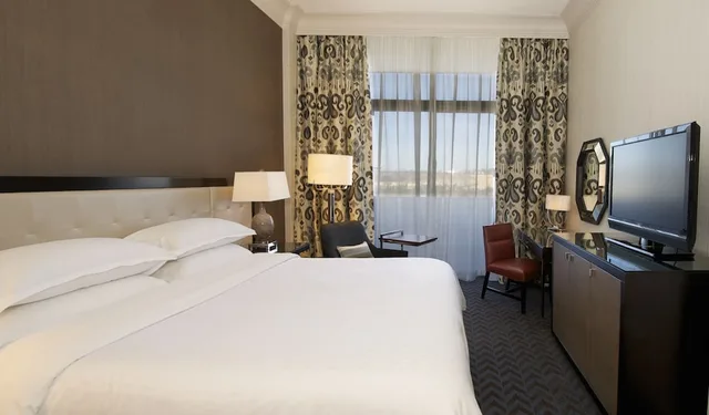 Room, King Bed, Accessible, Sheraton Mission Valley San Diego 2/4